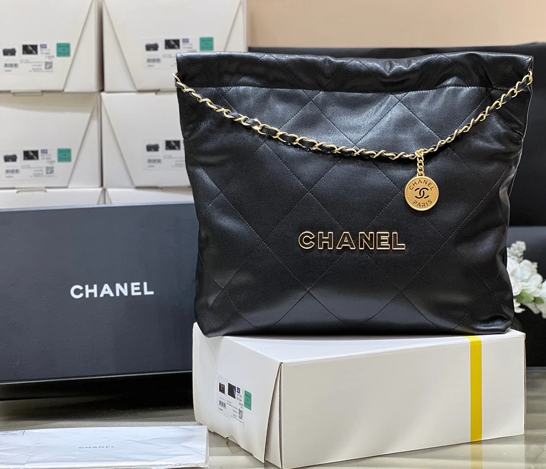 Chanel - черная кожаная сумка длиной 22 дюйма с текстурой в виде шариков (дизайн мусорного мешка).