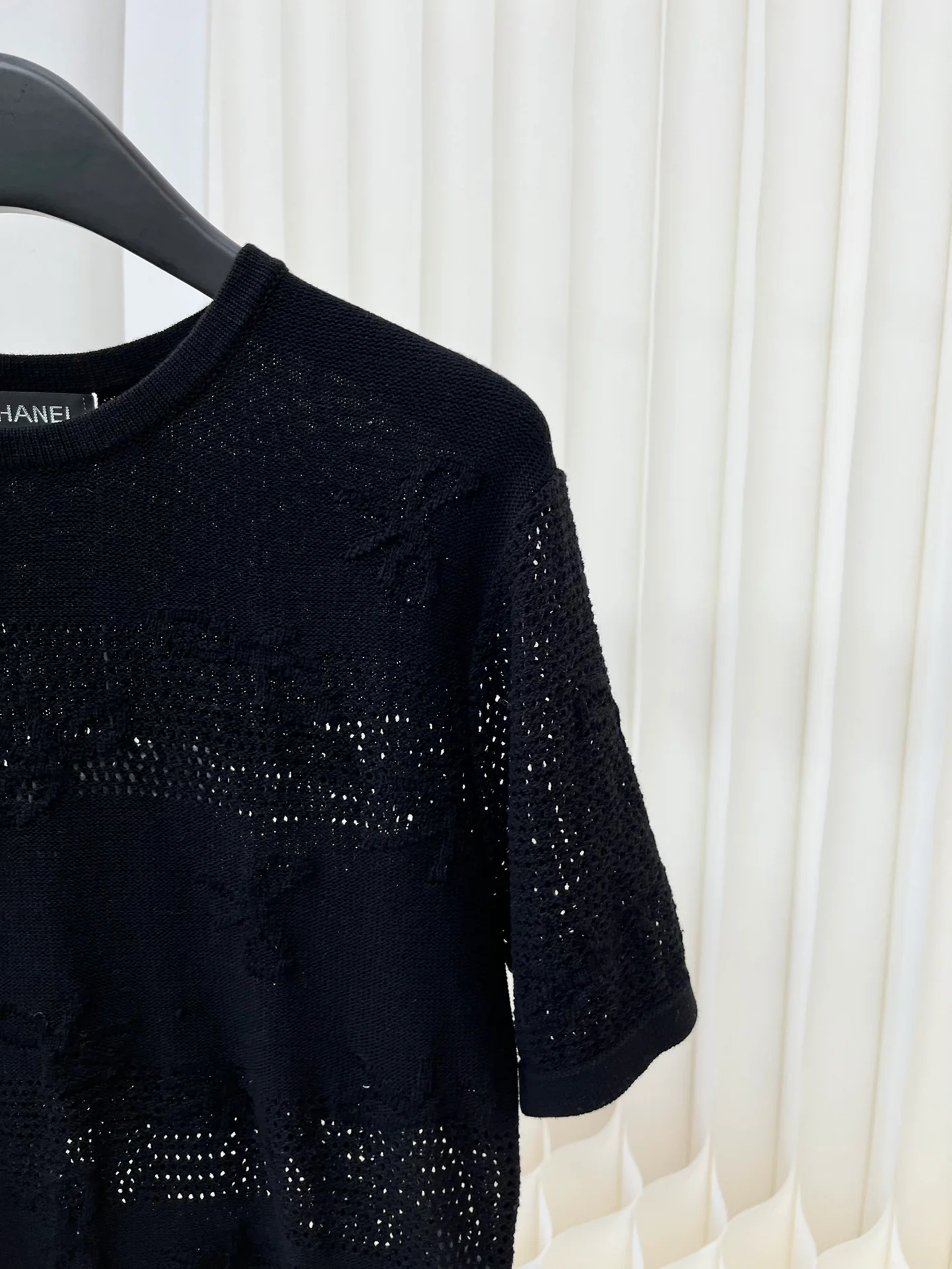 Chanel 2403 - Ажурная трикотажная футболка с коротким рукавом - Черная