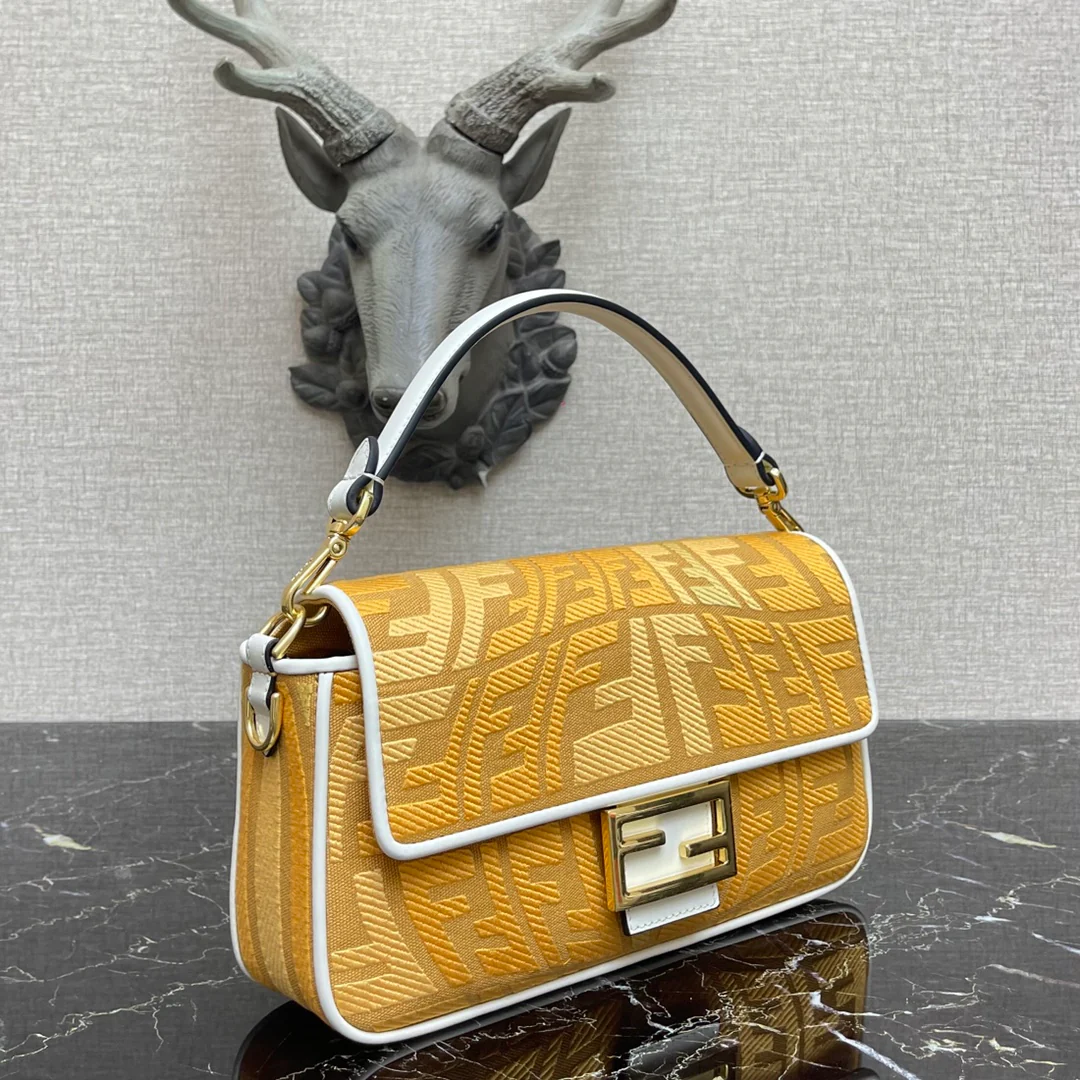 Сумка-багет Fendi Baguette — желтая, средней длины, с вышивкой в ??виде ?рыбьего глаза?.