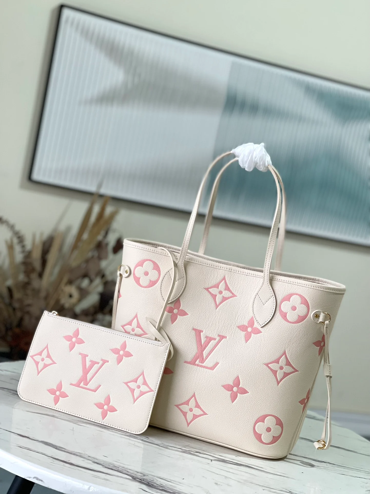 m45686-LV-neverfull-medium-cream white