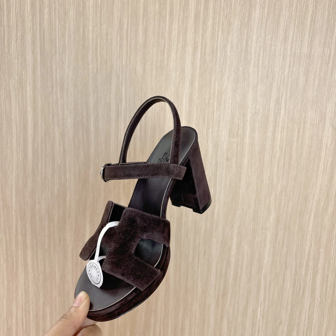 Модные босоножки на высоком каблуке Hermes 2024 года — темно-коричневые.