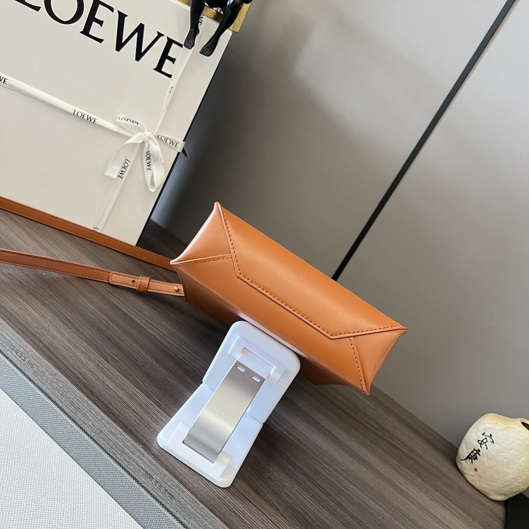 Сумка-тоут Loewe Standard A5 — глянцевая телячья кожа — маленькая — коричневая