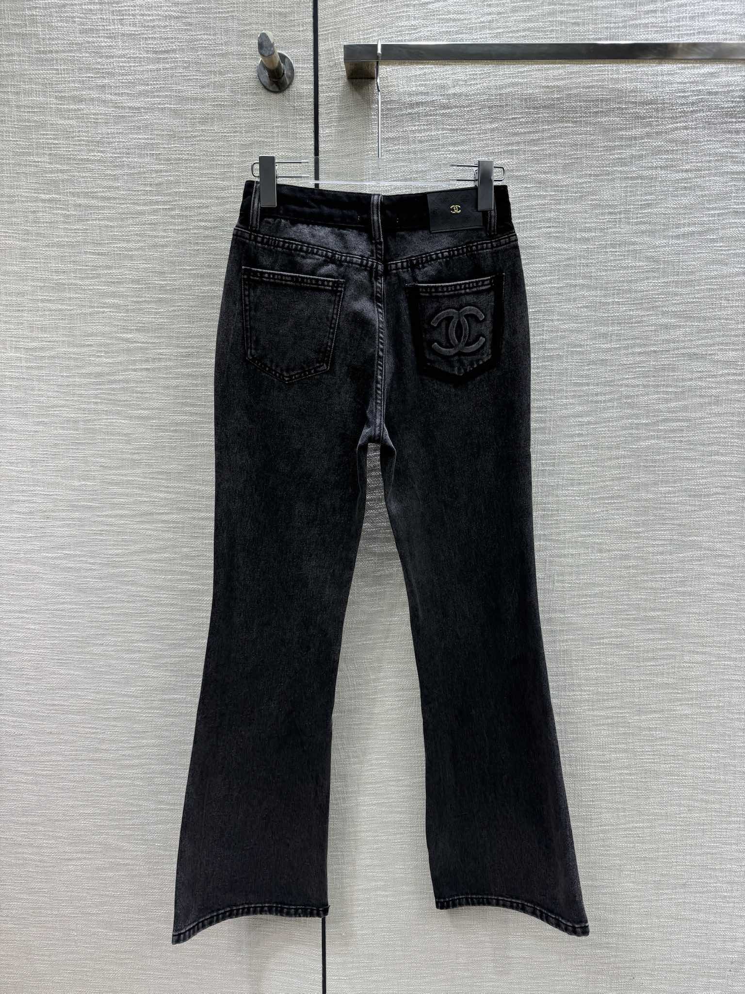 Chanel 2403 - слегка расклешенные джинсы