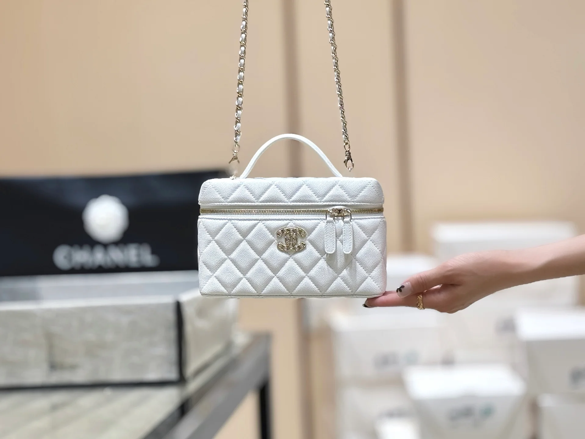 Сумка-ланчбокс Chanel 25p Limited Edition в форме сердца с бриллиантом — белая.