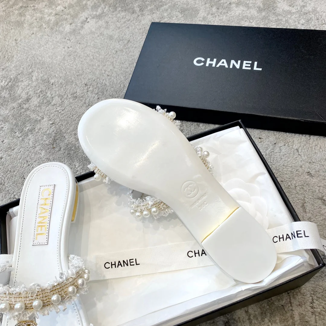 Новинка сезона весна/лето 2023 от Chanel - Туфли из овечьей кожи с жемчугом - Белые