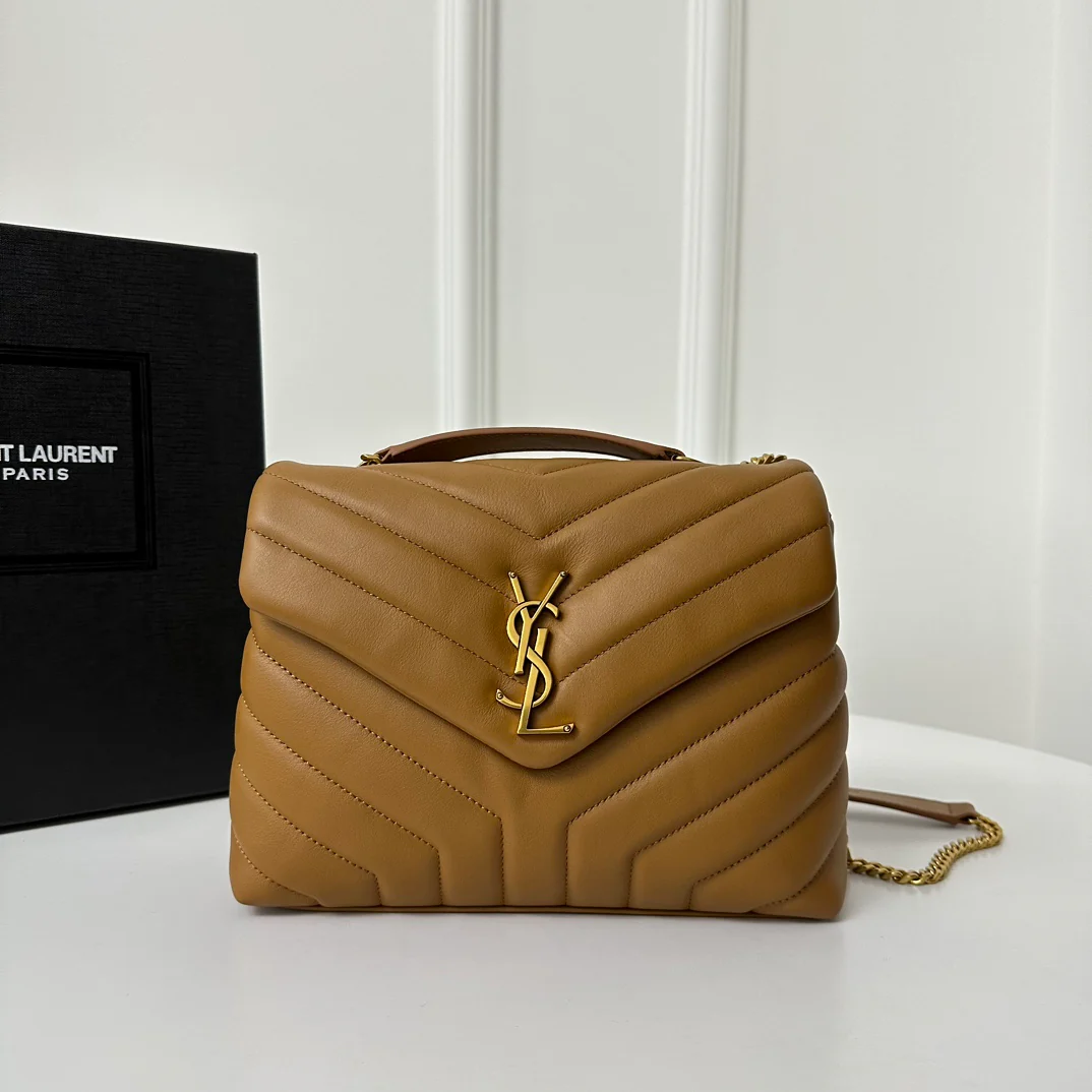 Сумка-кроссбоди YSL Louou из стеганой телячьей кожи, 23 см, карамельного цвета.