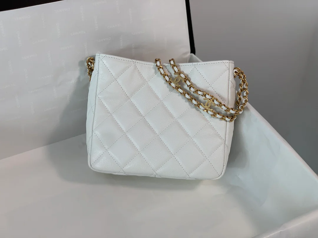 Коллекция Chanel Весна/Лето 2022 - Сумка-хобо Golden Globe - Маленькая - 2 шт.