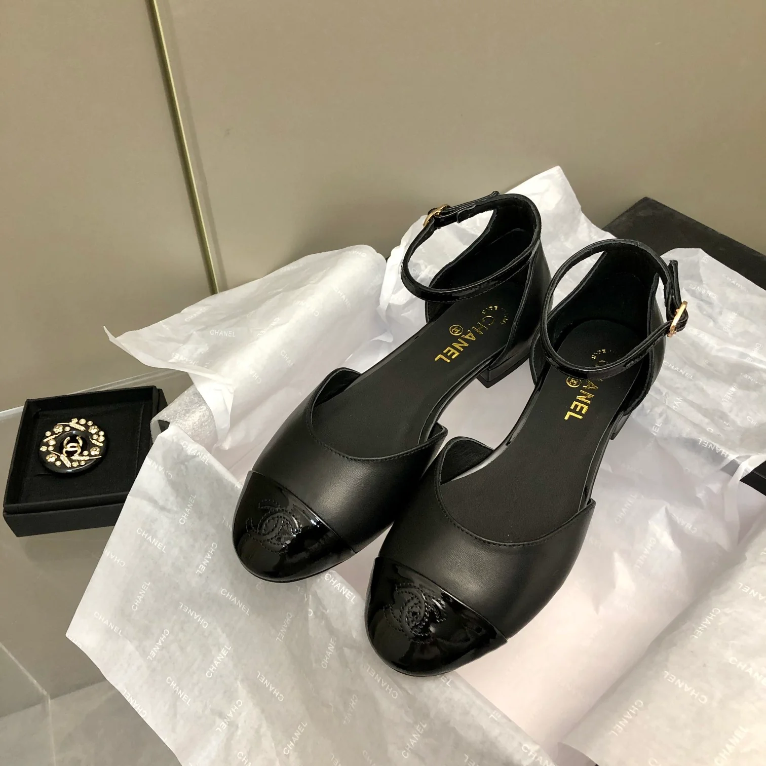 Коллекция Chanel 2022 года с подиума - Сандалии на плоской подошве - Черные