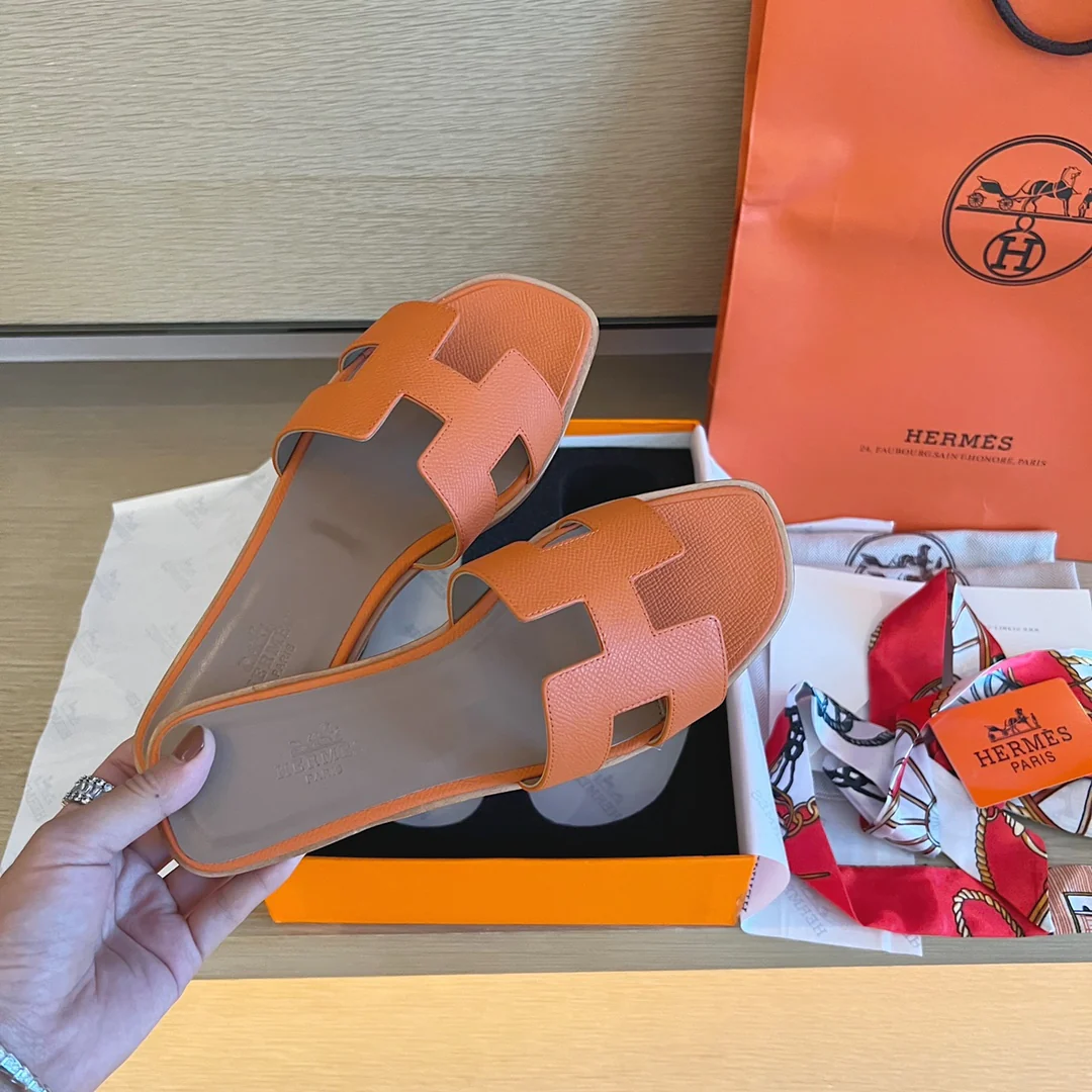 Классические тапочки Hermes с буквой H — оранжевый с пальмовым принтом