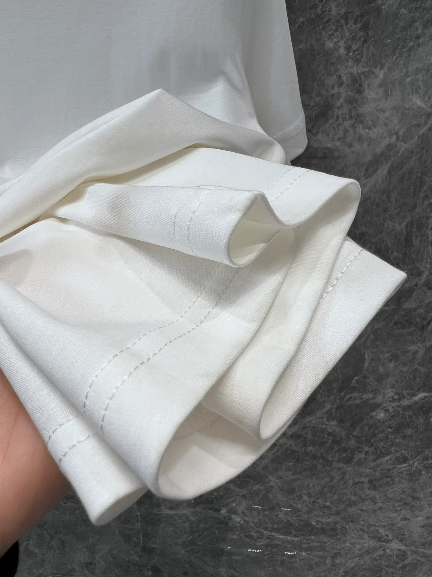 Miu Miu-2404-24 Новая модель для ранней весны: галстук ручной работы с бисером и бантом в виде буквы, футболка с коротким рукавом и круглым вырезом.