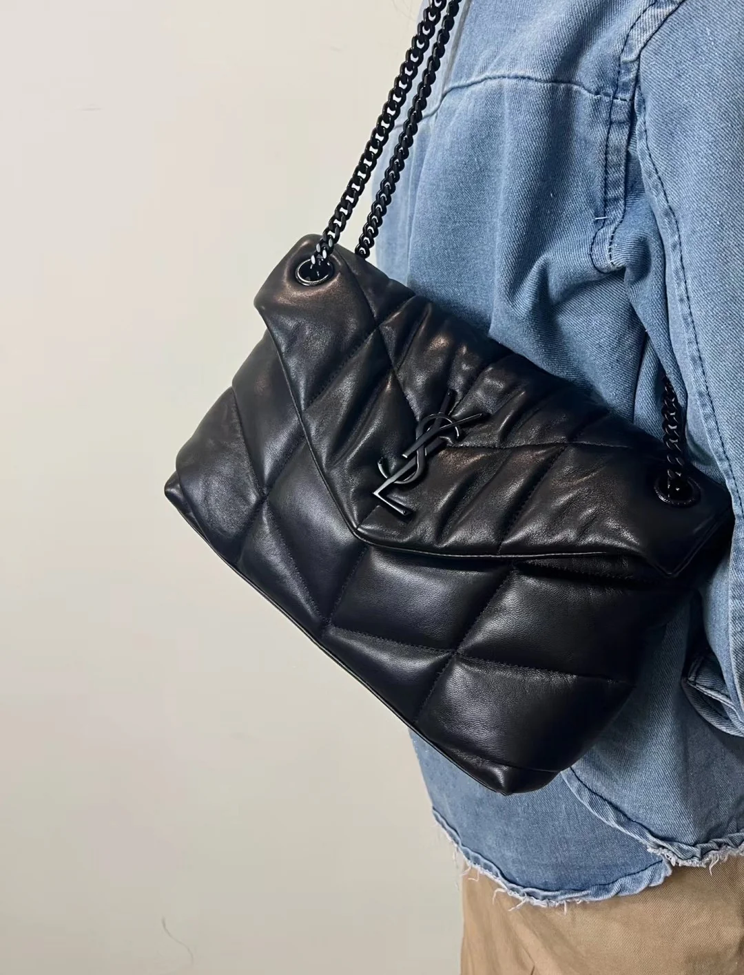 Пуховая сумка YSL Loulou Puffer 29 см из стеганой овечьей кожи цвета ?облако? — черная с черной пряжкой.