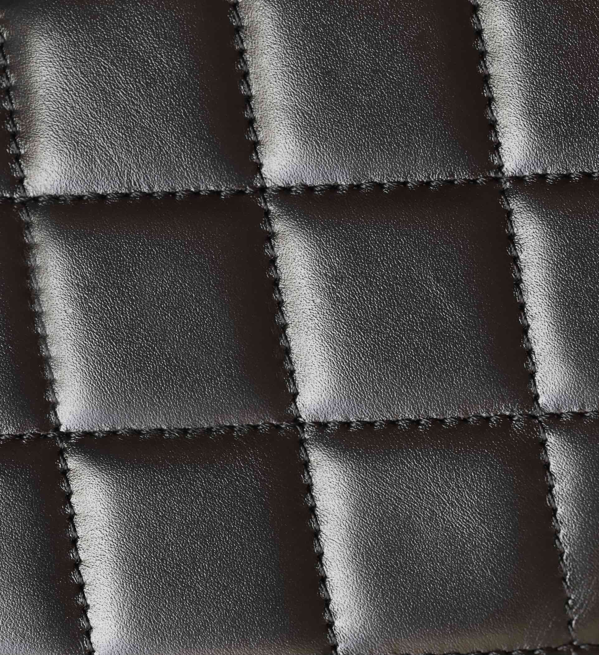 Маленькая черная сумка Chanel 24c с двойным золотым бисером и клапаном.