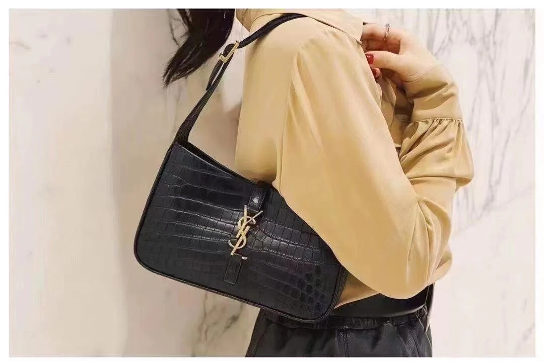 Сумка-седло YSL с вышивкой под крокодиловую кожу и золотой пряжкой.