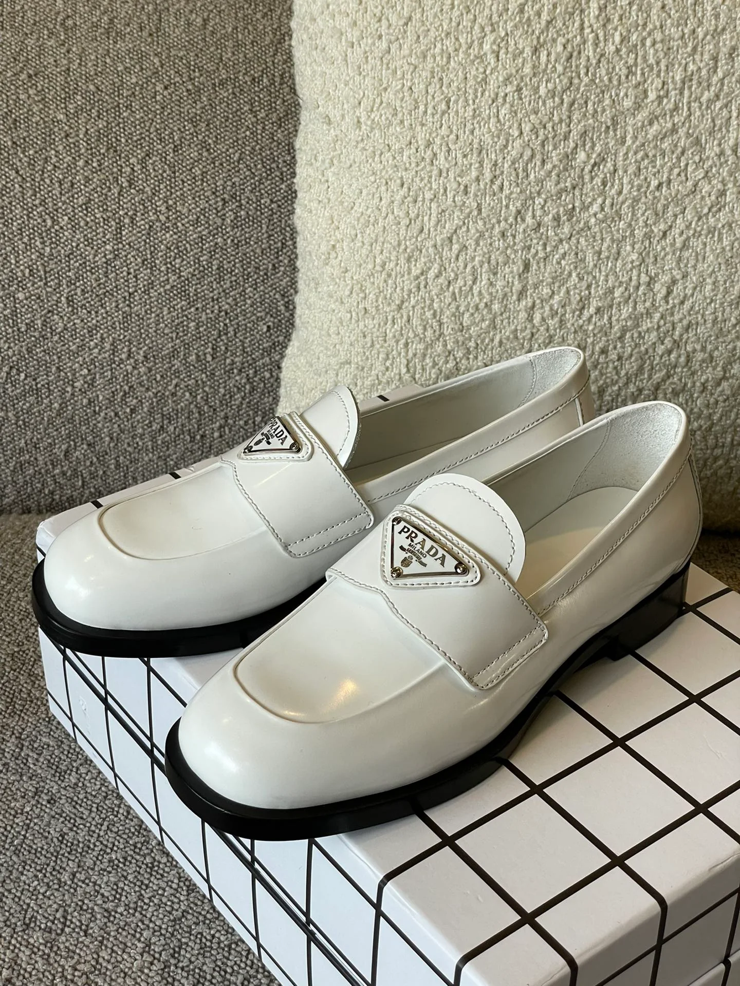 Обувь Prada в афро-стиле