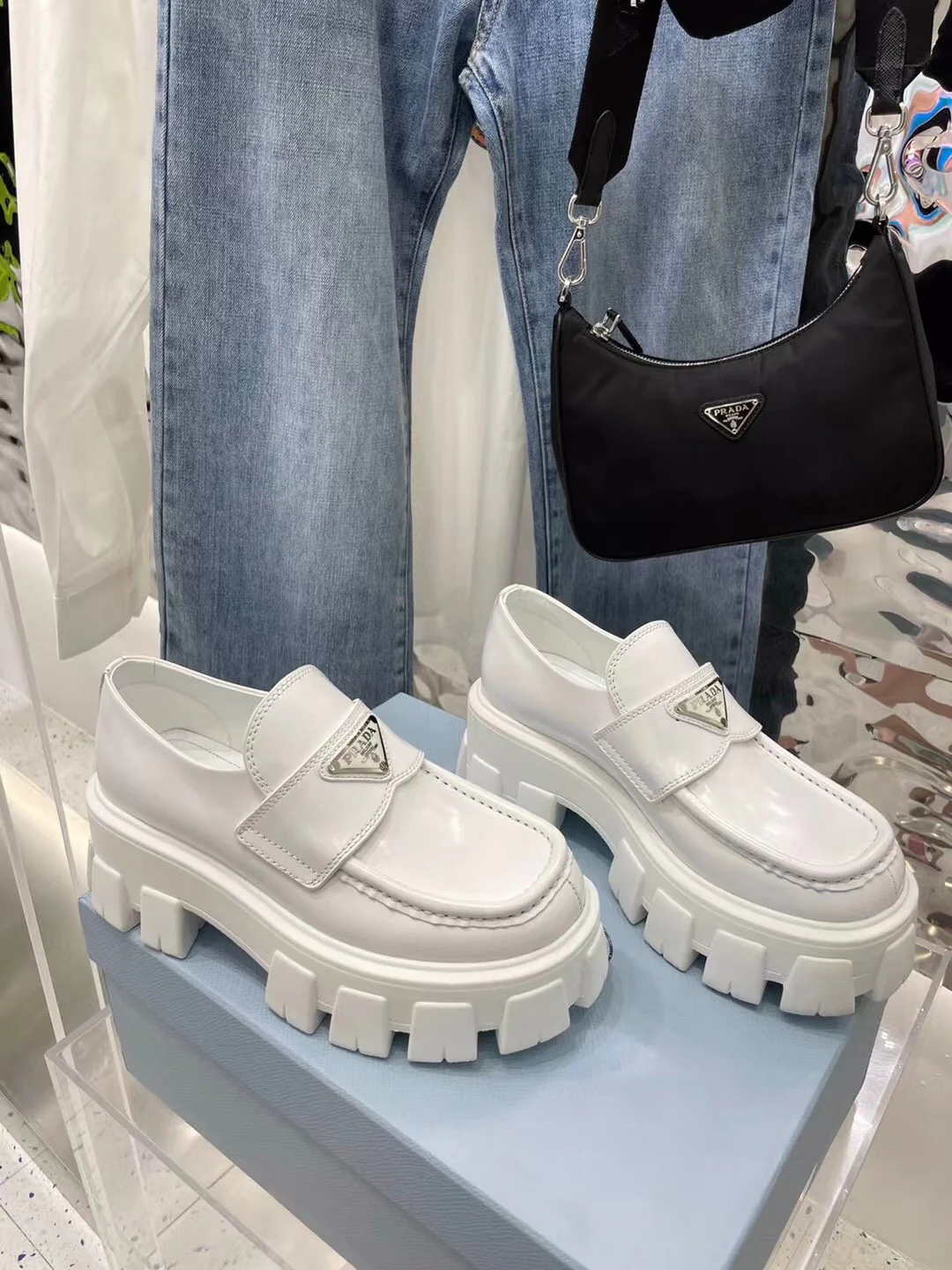 Лоферы на платформе Prada 2024 - белые