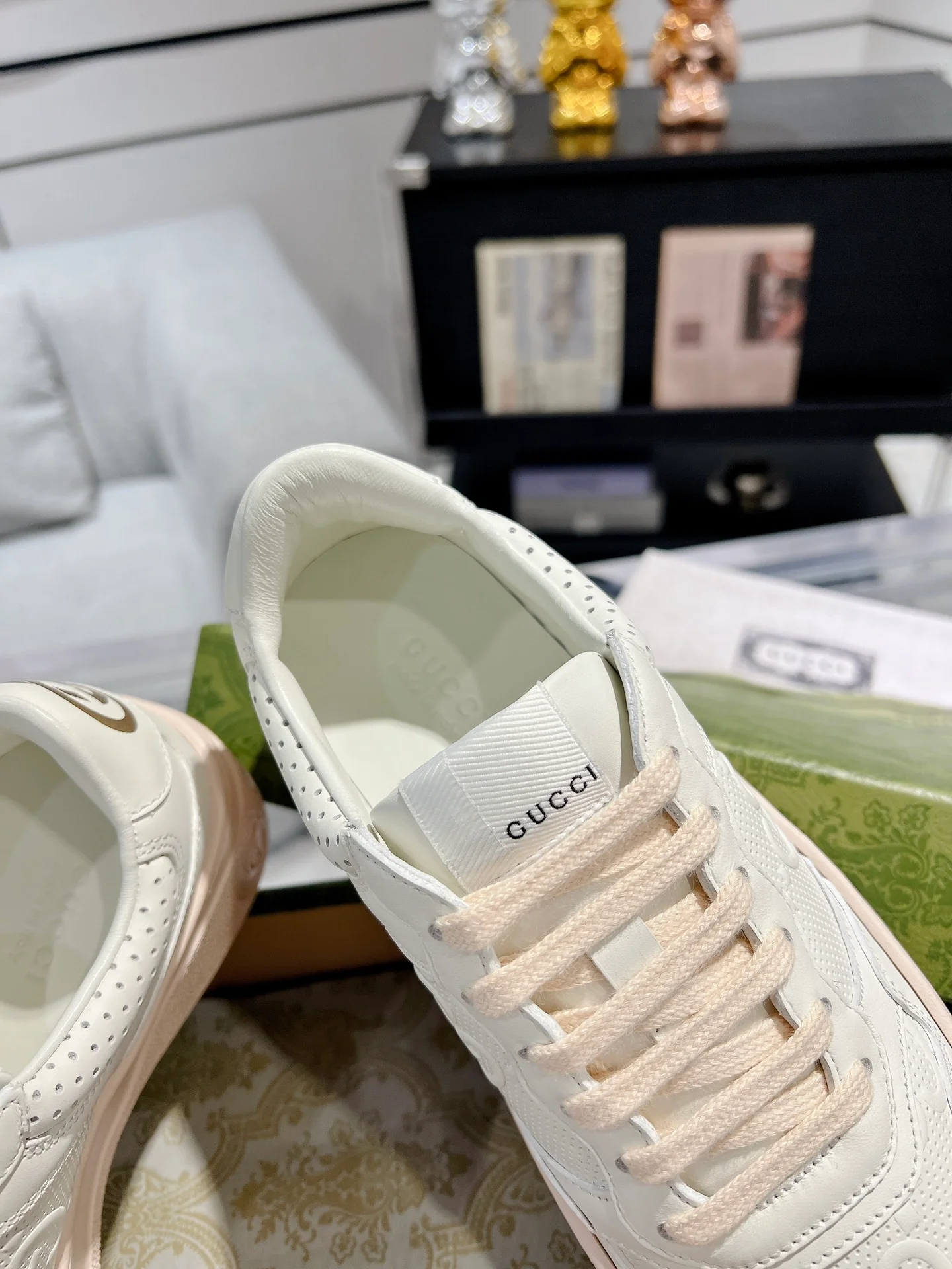 Gucci - Белые кроссовки на платформе с тиснением