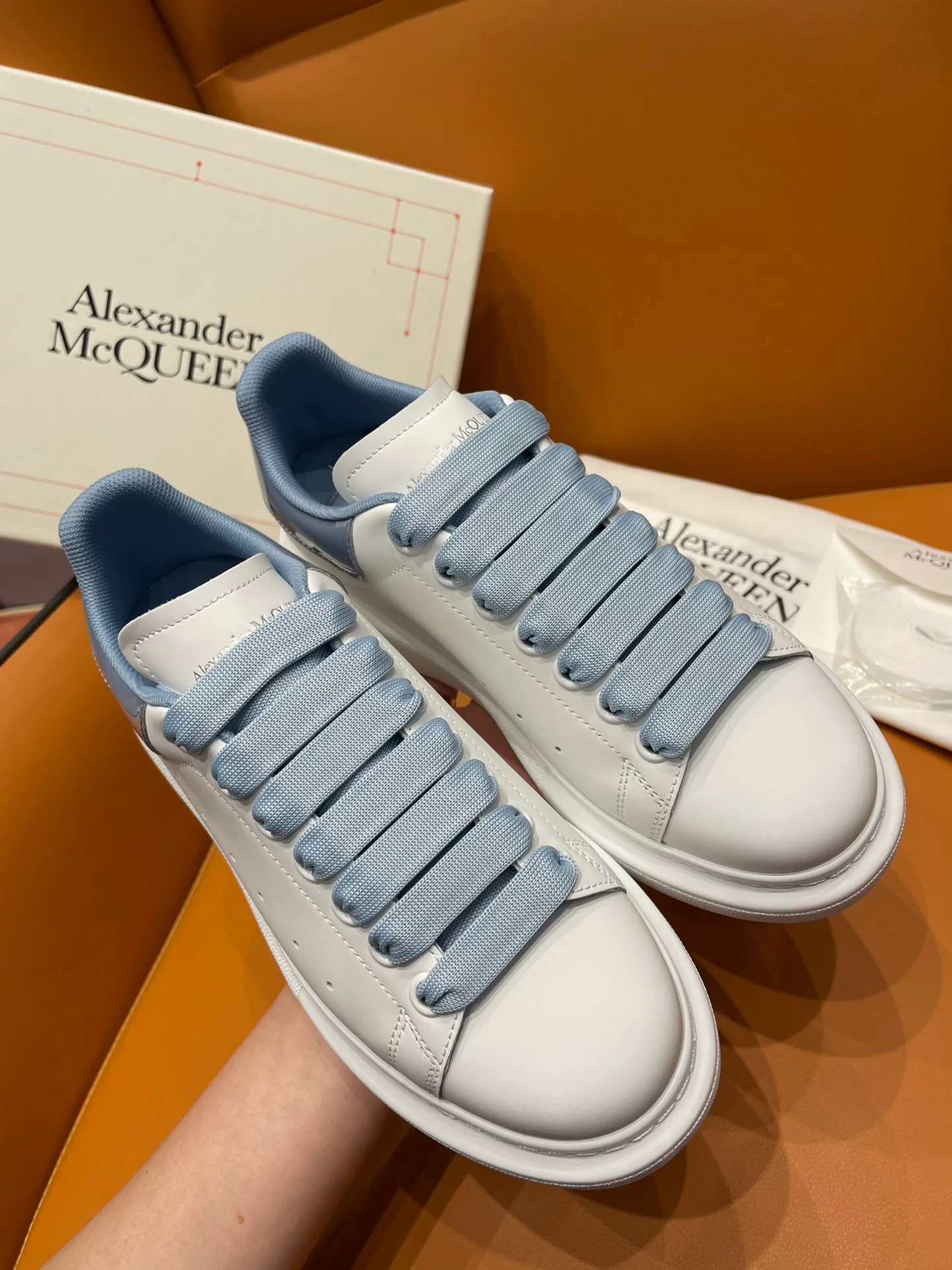 McQueen - Классические белые кроссовки - Синяя задняя часть