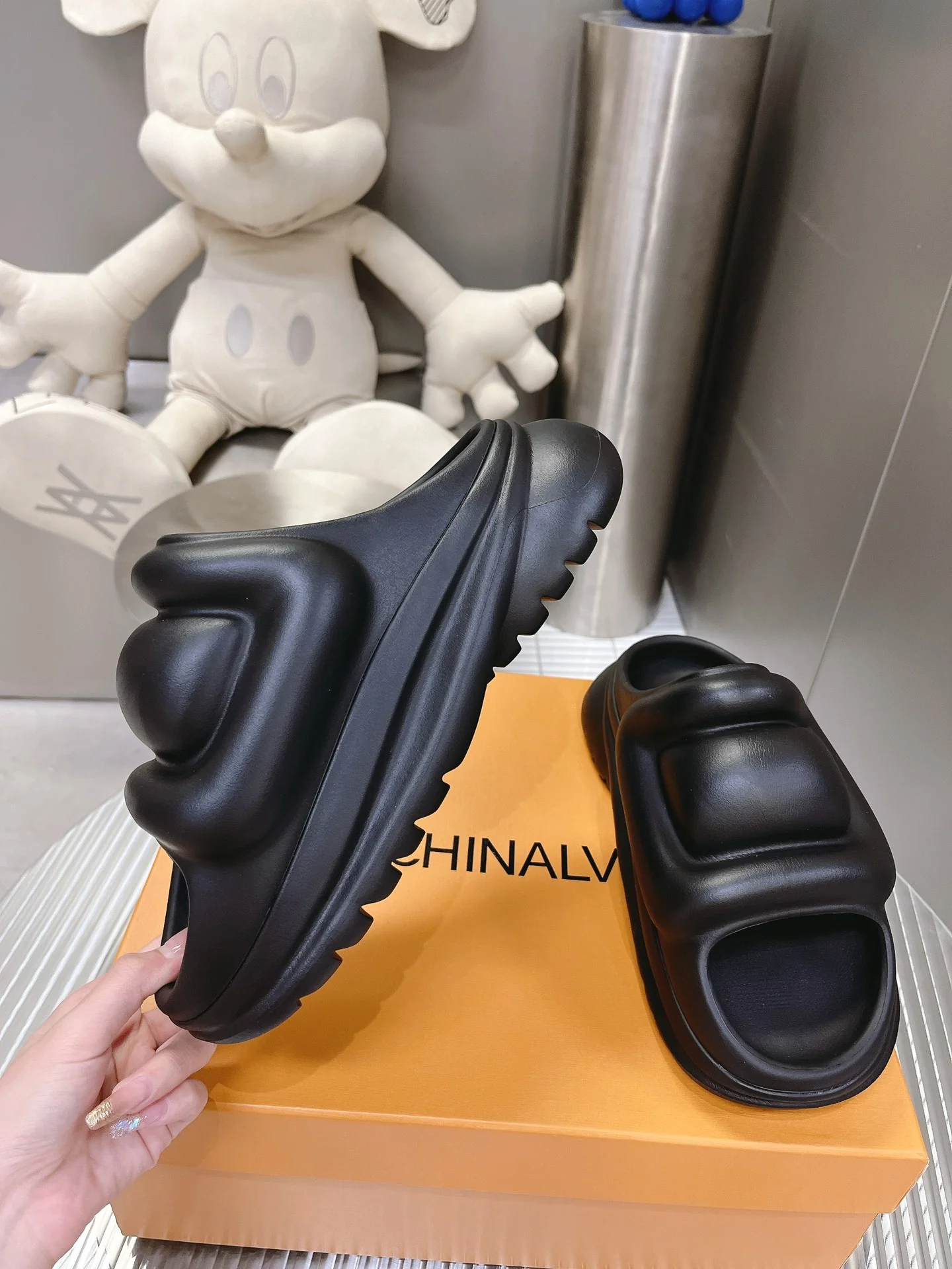 Новинка мужской коллекции LV весна/лето 2023 - Домашние тапочки в стиле хип-хоп - Черные