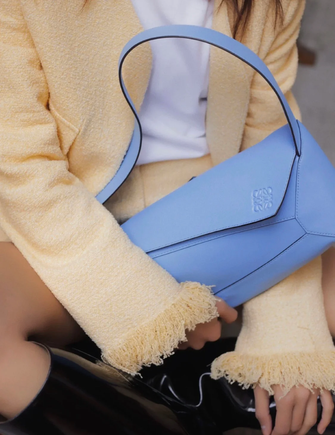 Сумка-хобо Loewe Puzzle, светло-голубая (на фото).