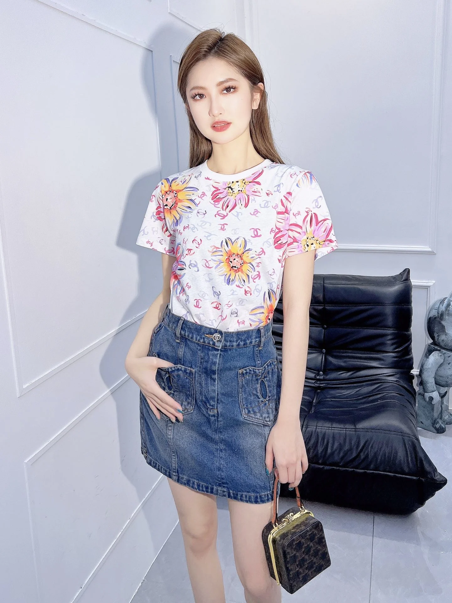 Футболка в стиле Chanel - 2403 - с круглым вырезом и короткими рукавами, с цветочным принтом Double C - белая