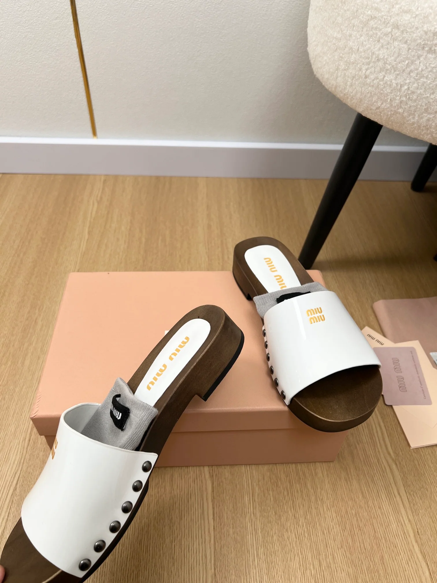 Деревянные тапочки Miu Miu 2024 - Белые - 1