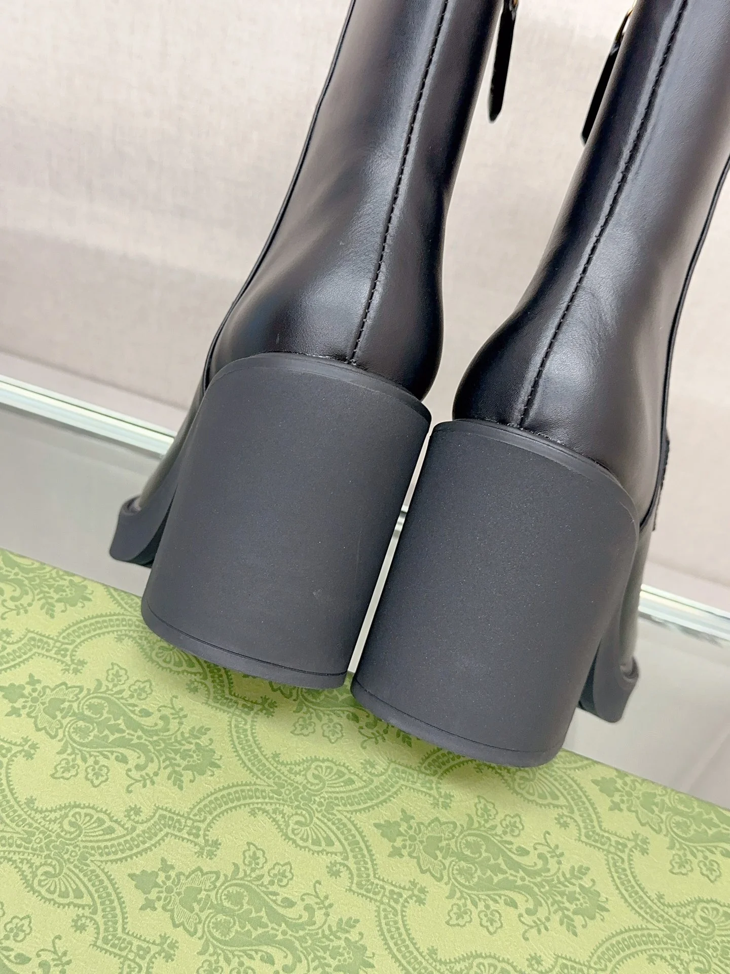 Новинка 2023 года от Gucci - Ботильоны на массивном каблуке с буквенным принтом - Матовый черный