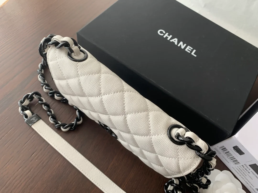 Chanel WOC - Белая глютеновая кожа - Черная пряжка