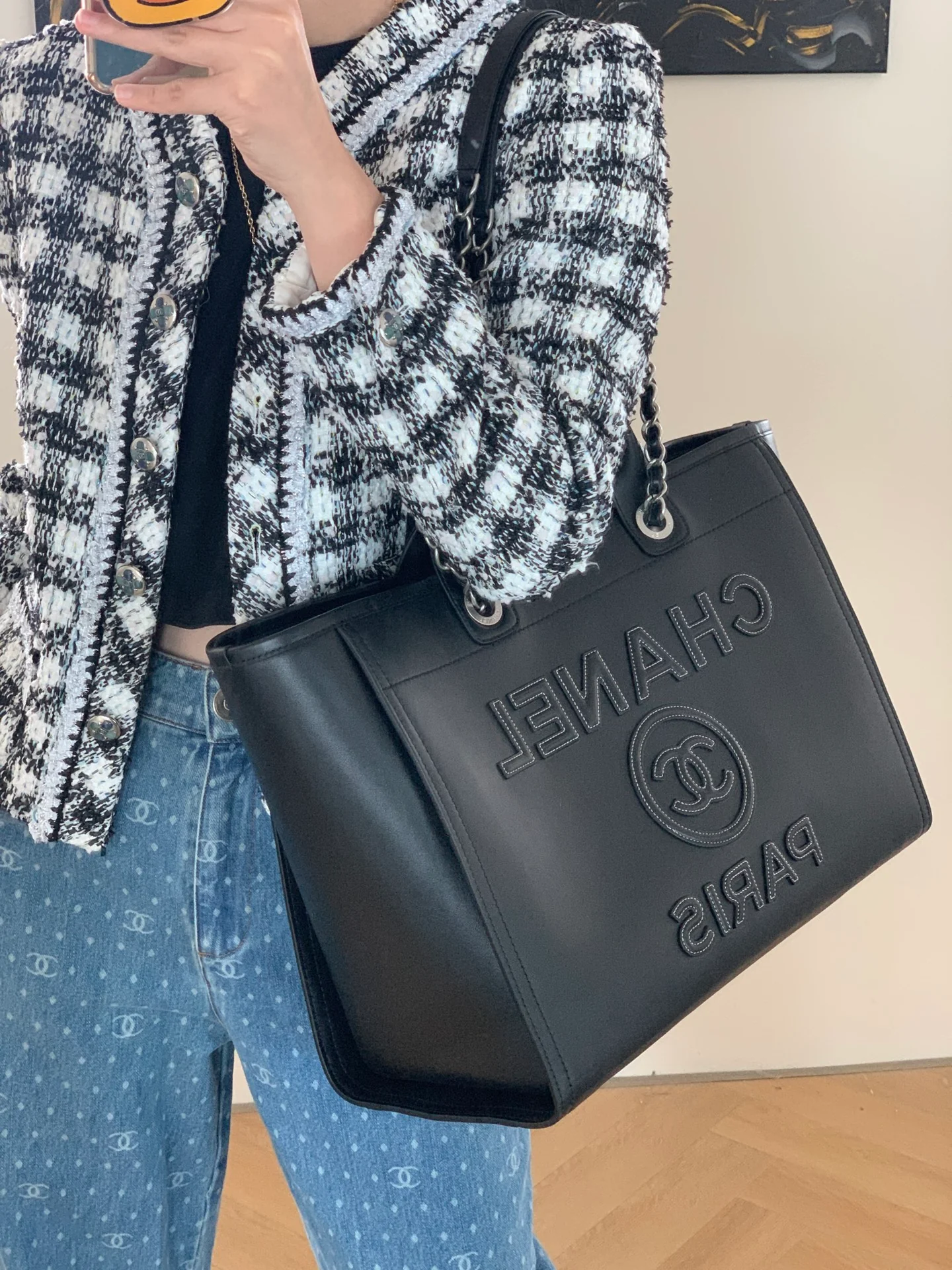 Пляжная сумка Chanel 24a из натуральной кожи, большая, черная.