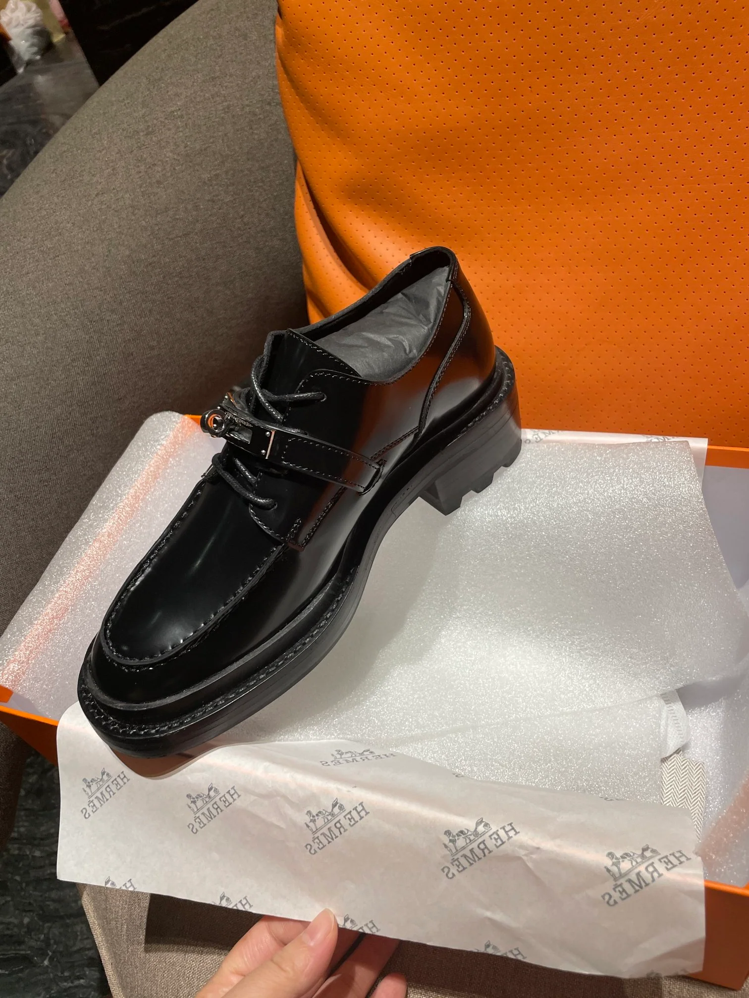 Новинка сезона осень/зима 2022 от Hermes - лоферы с пряжкой H.
