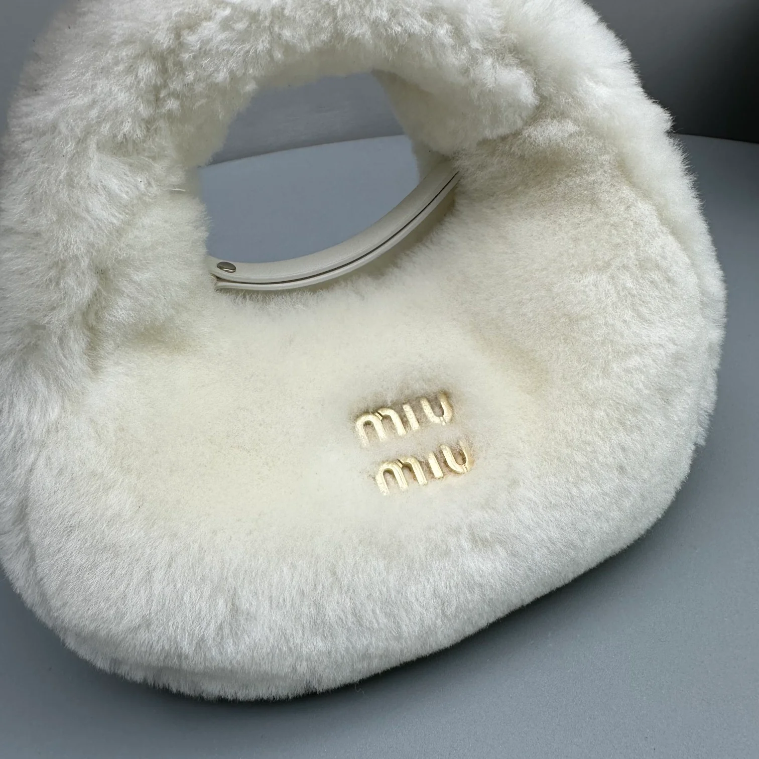 Сумка Miu Miu Wander, мини-версия, белая, из флиса.