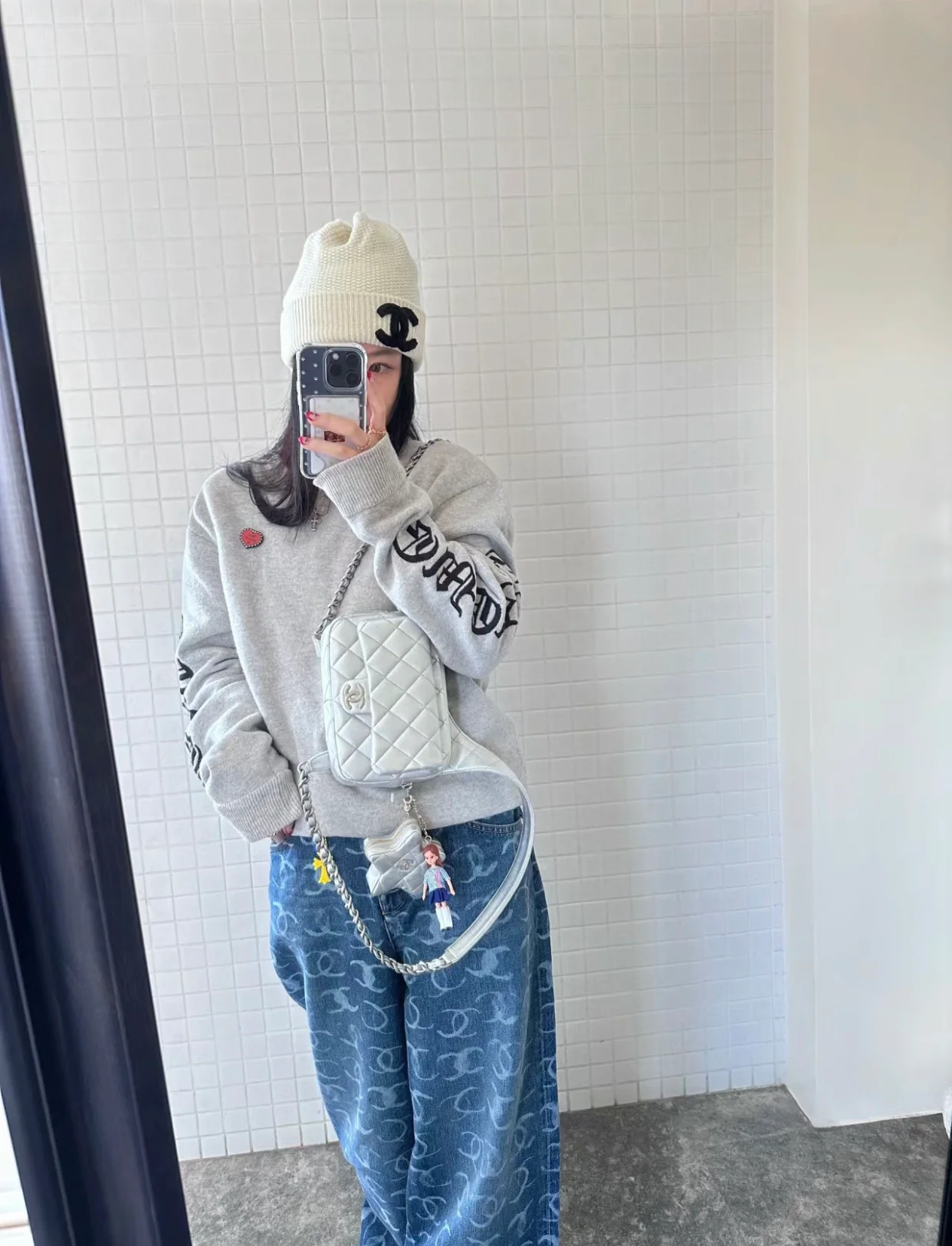 Новая коллекция Chanel весна/лето - сумка-хобо - сумка-мессенджер в стиле хиппи - серебристая