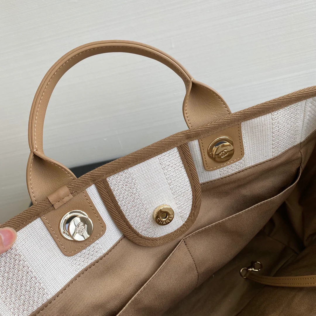 Большая пляжная сумка Chanel в бежевую полоску