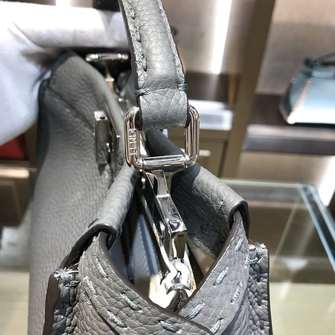 Серая мини-сумка Fendi Peekaboo Selleria