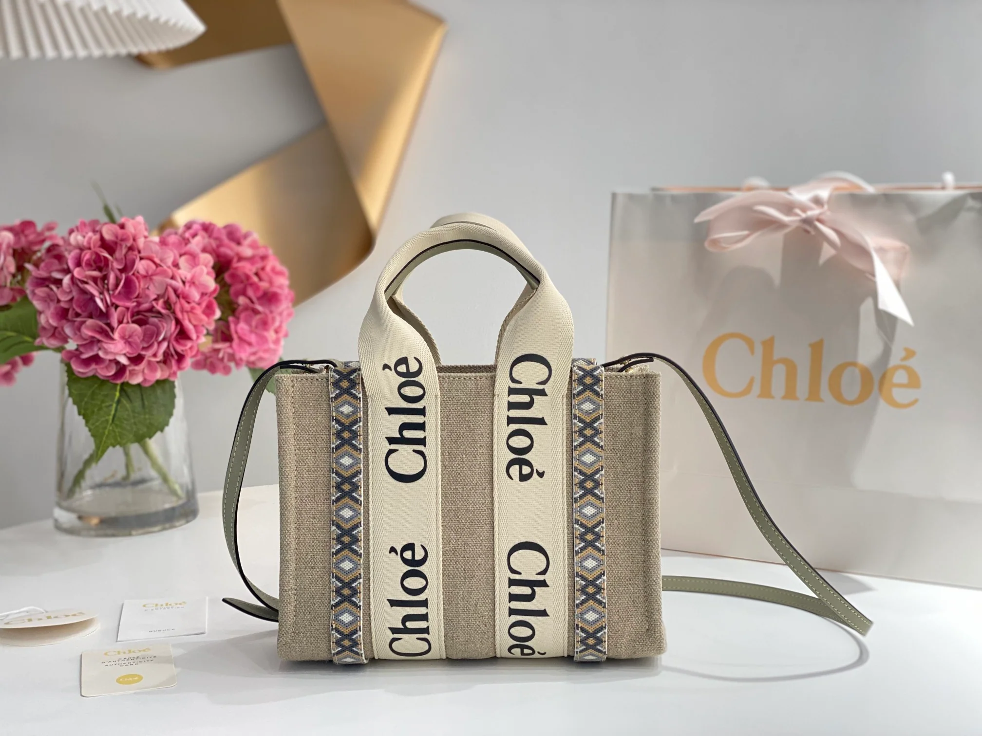 Новинка сезона весна/лето 2022 от Chloe - Сумка-тоут Woody - Маленькая - Стеганая, зеленая