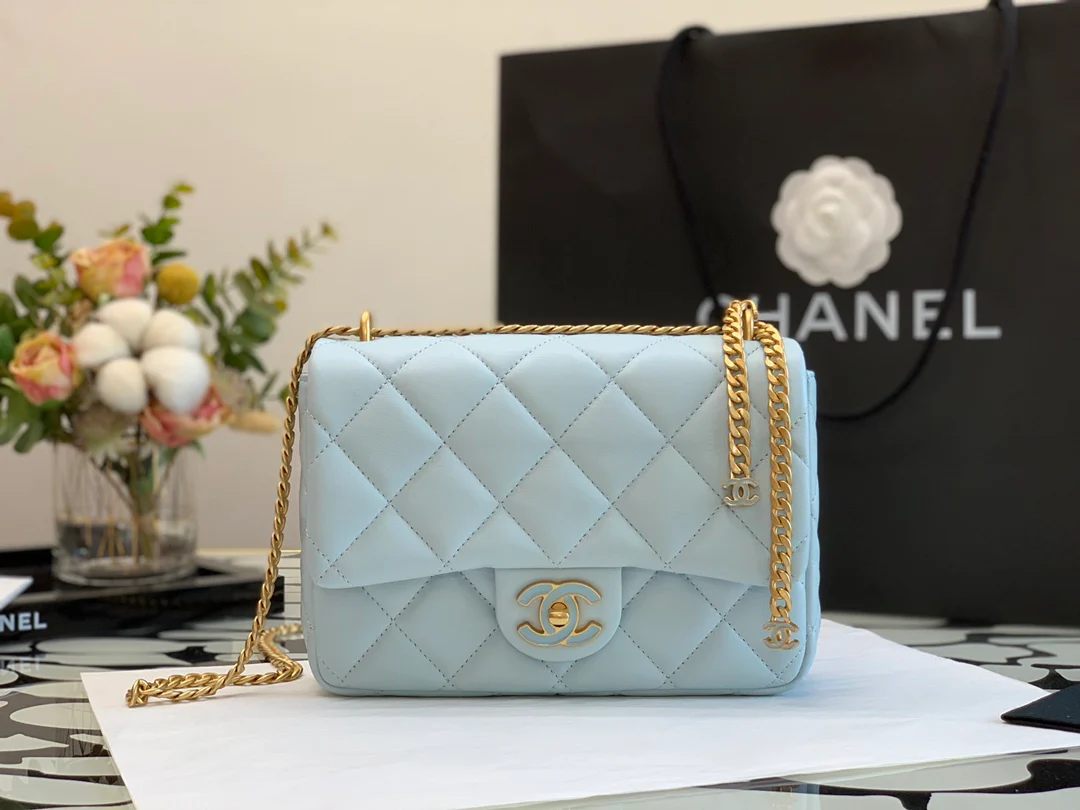 Новинка 2022 года от Chanel - квадратная сумка-клатч с эмалированной пуговицей - 21 см - 2