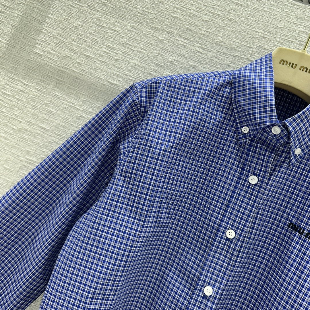 Новинки коллекции Miu Miu весна/лето 2024: самая модная клетчатая рубашка этого сезона.