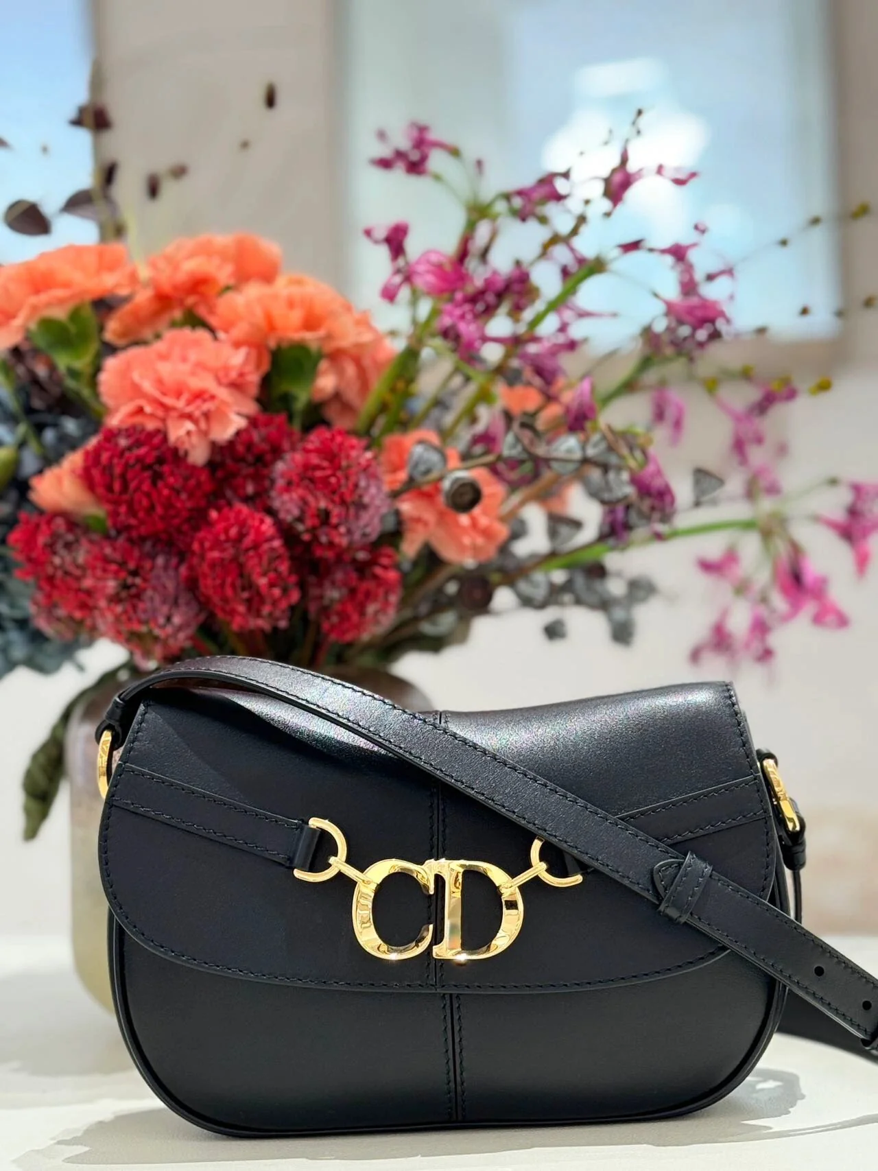 Новинка сезона весна/лето 2024 от Dior - Коллекция Besace - Сумка через плечо - Черная кожа