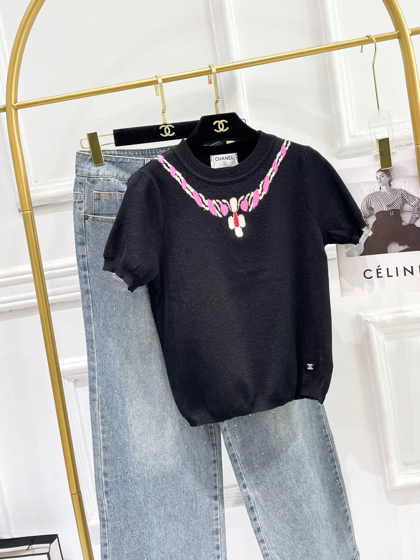 Колье Chanel 2403 из жаккардовой ткани с драгоценными камнями и вышитый круглый вырез, вязаный топ с короткими рукавами - черный