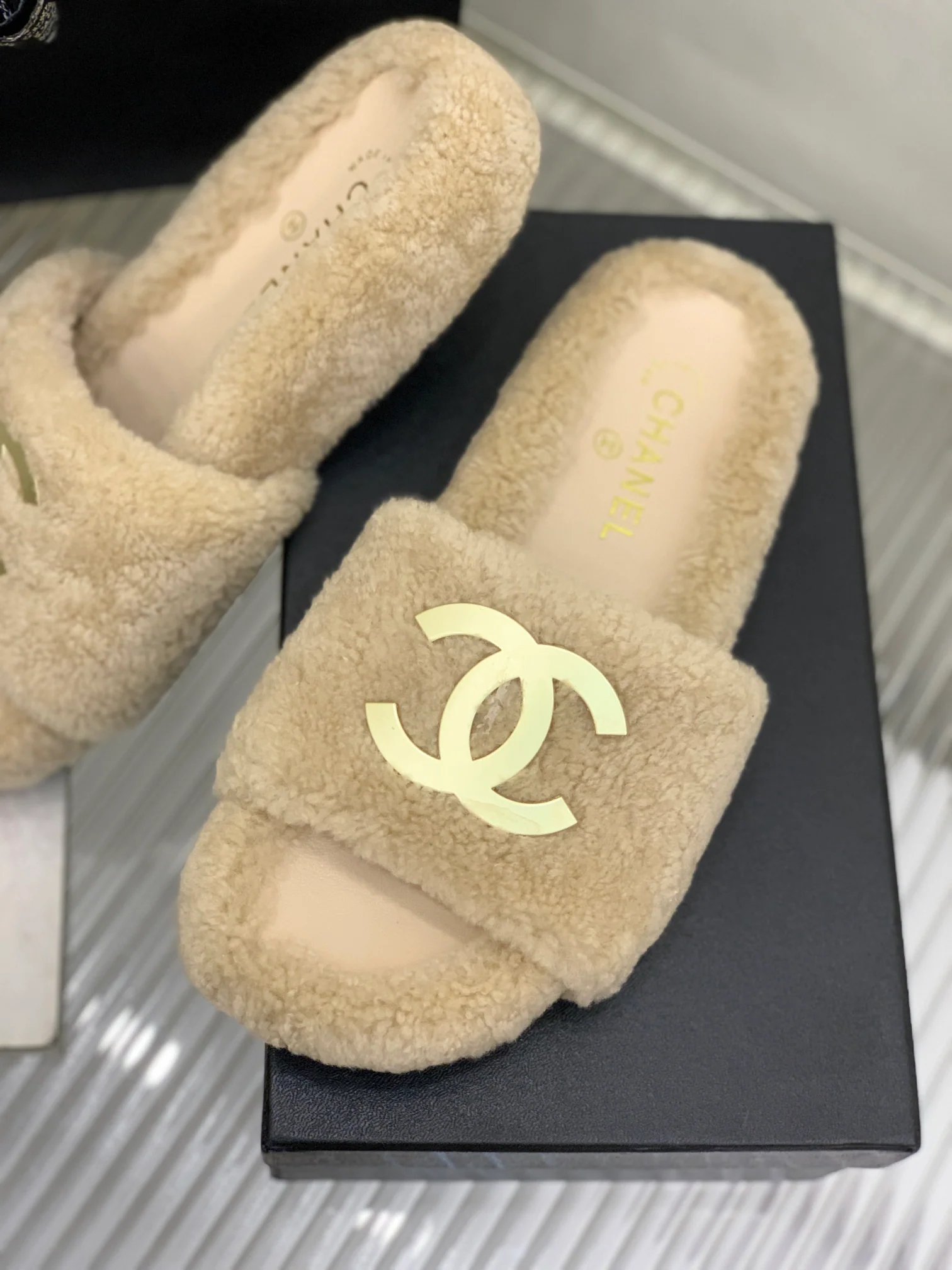 Новинка весны 2022 года от Chanel - Меховые тапочки