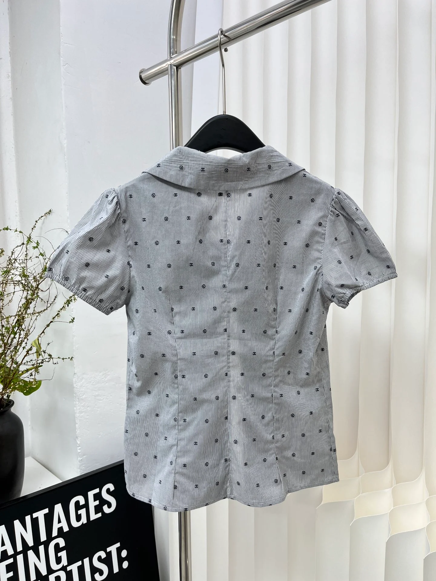 Рубашка Chanel 2403 с вышитой двойной буквой С и камелией.