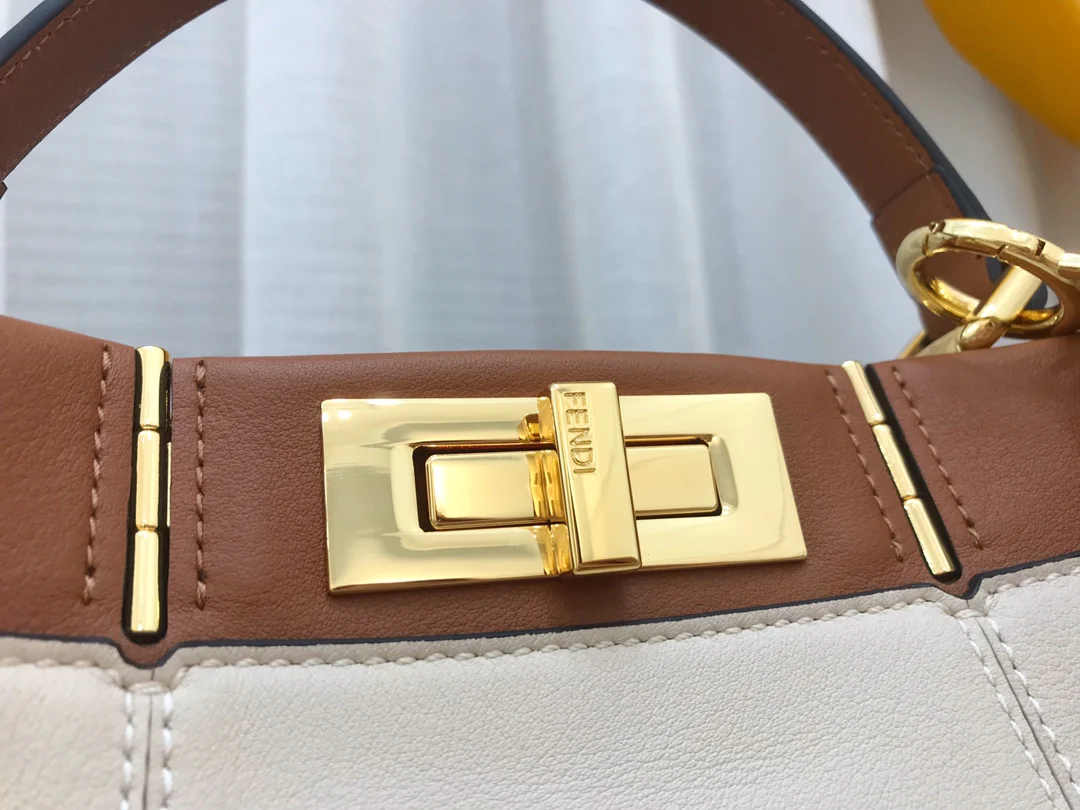Белая кожаная сумка Fendi Peekaboo