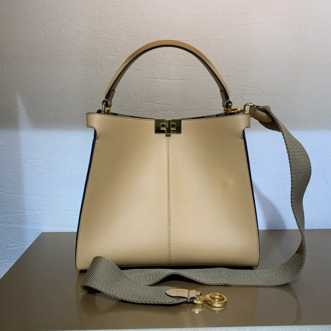 Сумка Fendi Peekaboo Lite Medium из абрикосовой кожи.