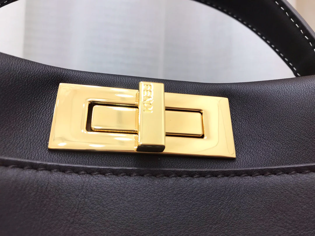Сумка Fendi Peekaboo Medium из темно-коричневой кожи.