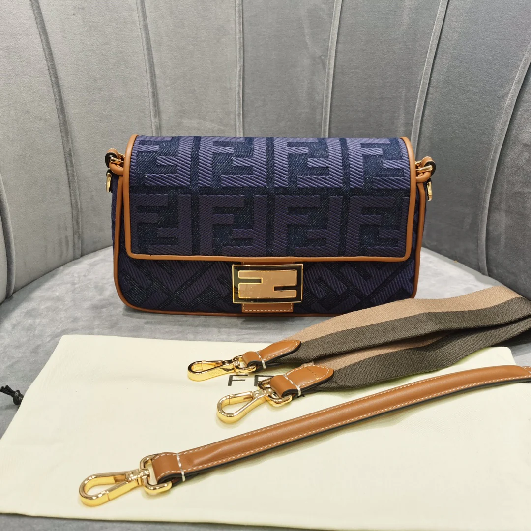 Сумка Fendi Baguette Medium Denim Bag