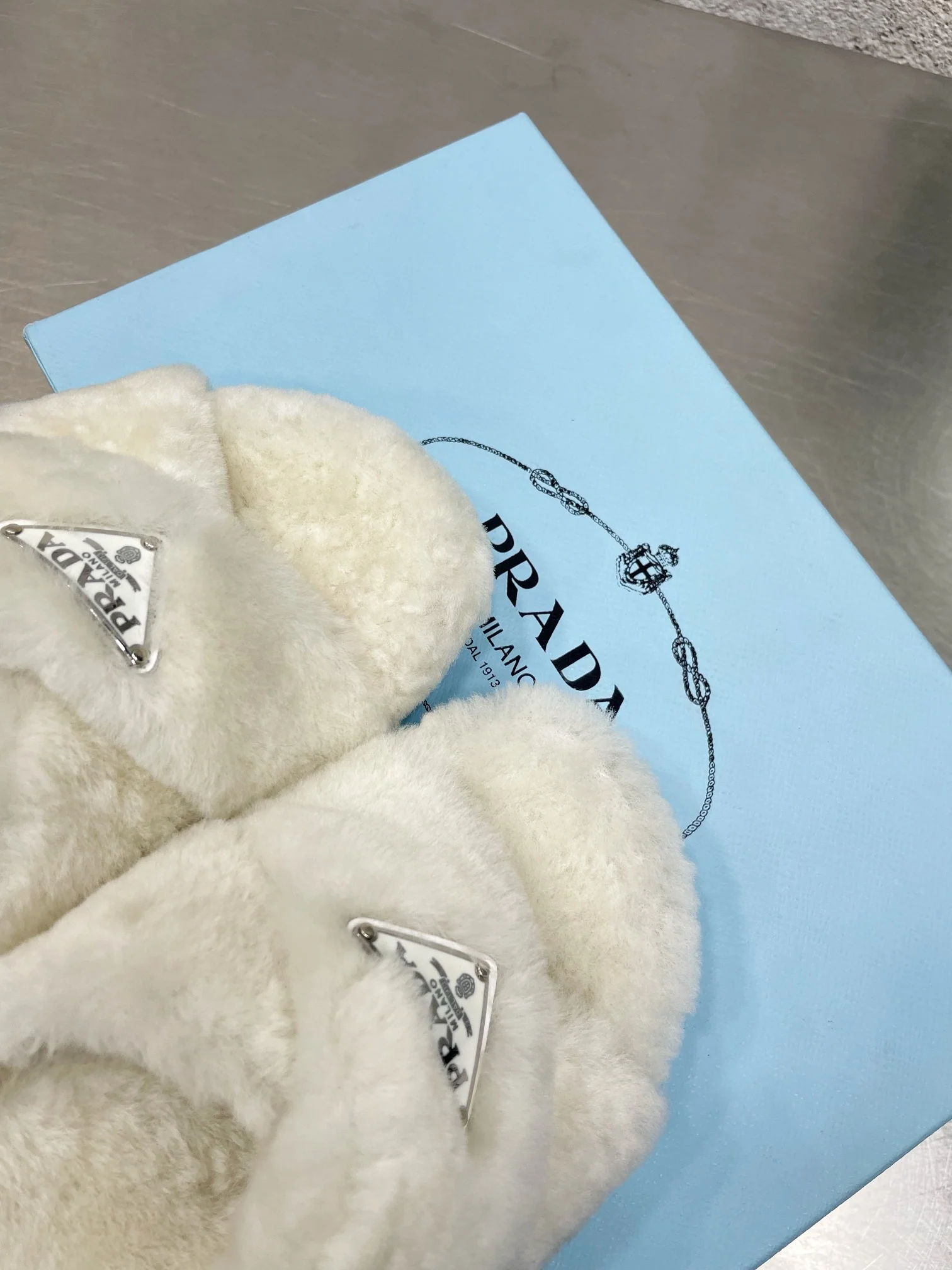 Новинка сезона осень/зима 2022 от Prada - Меховые тапочки - В стиле знаменитостей - 1