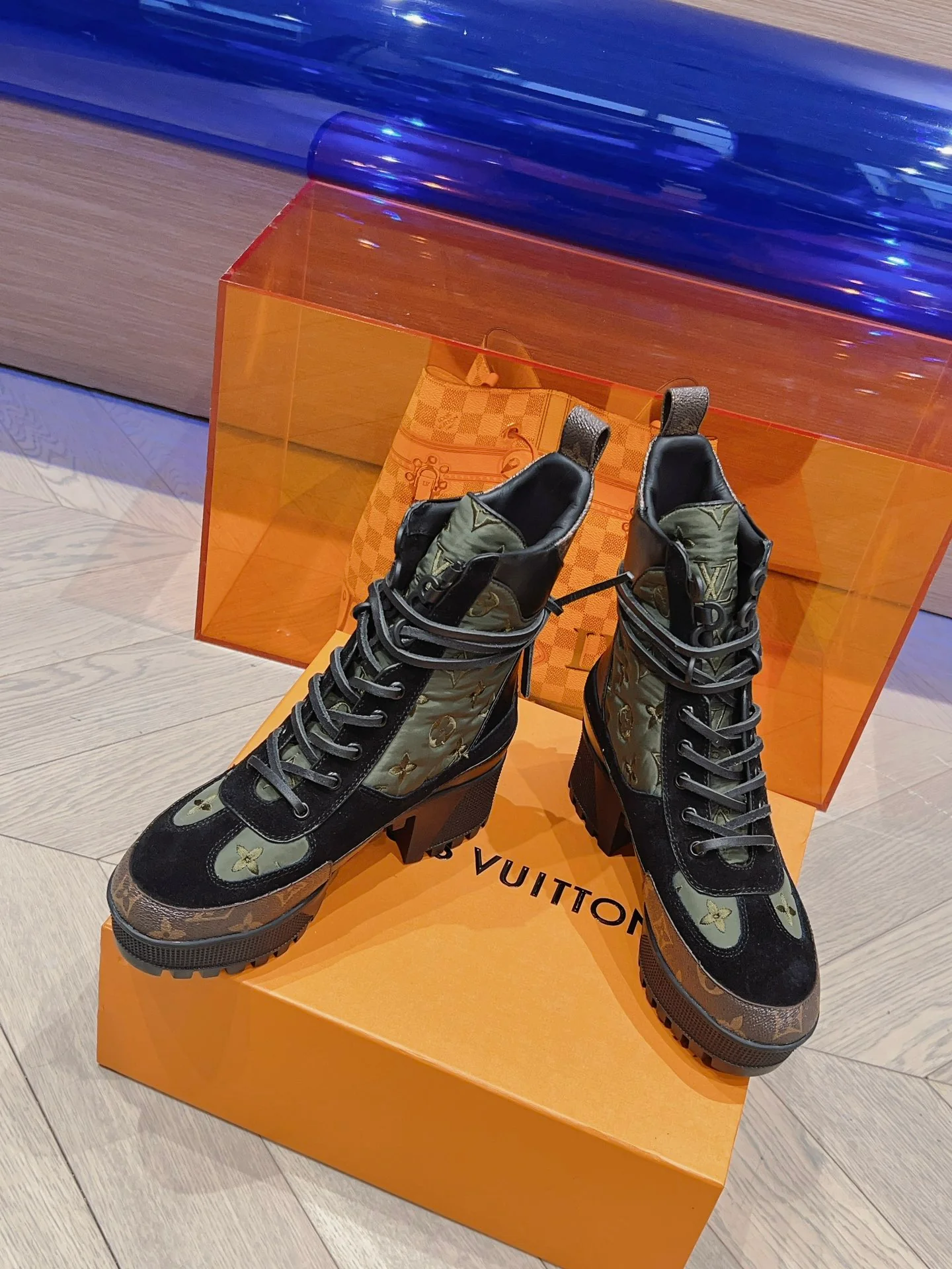 Новинка осенне-зимней коллекции LV 2023 — Ботинки Мартин на высоком каблуке — Цвет: хаки