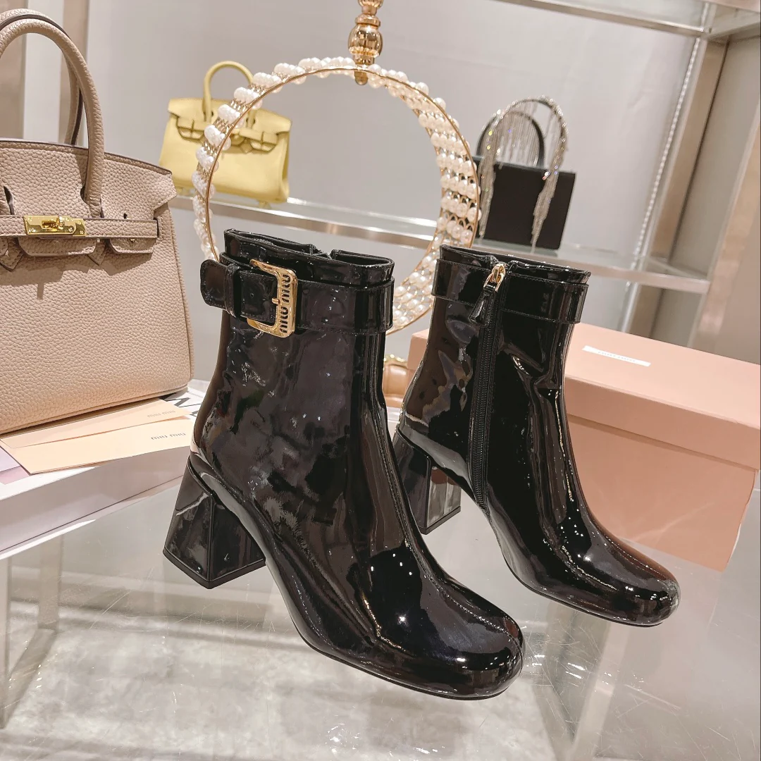 Новинка осенне-зимней коллекции Miu Miu 2022 — Ботинки на массивном каблуке из лакированной кожи — Черные