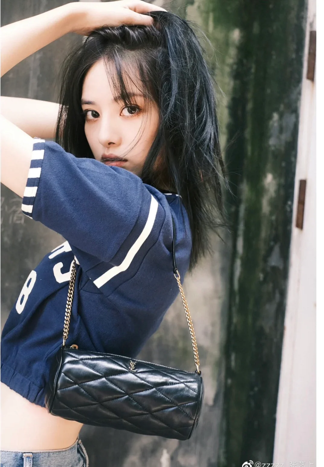 Маленькая цилиндрическая сумка YSL Sade - черная - Фотографии в одежде