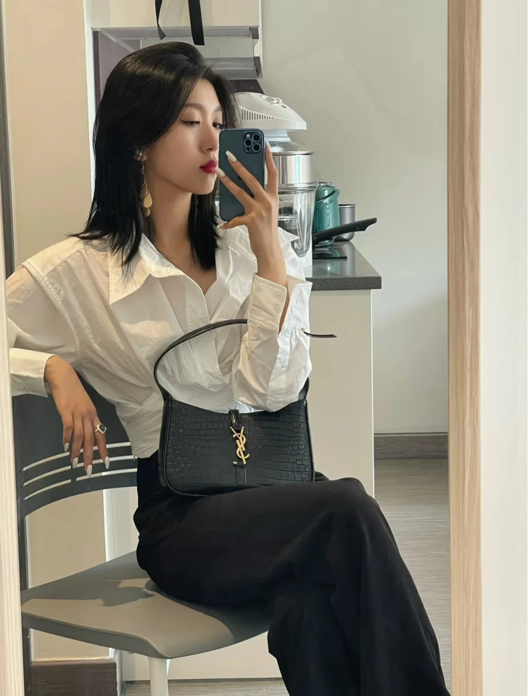 Кожаная сумка YSL Le 5 A 7 через плечо - черная крокодиловая кожа - на фото.