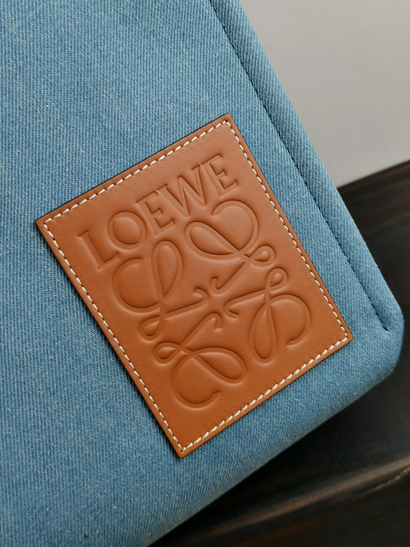 Сумка-тоут Loewe с подушкой, телячья кожа, джинсовая ткань